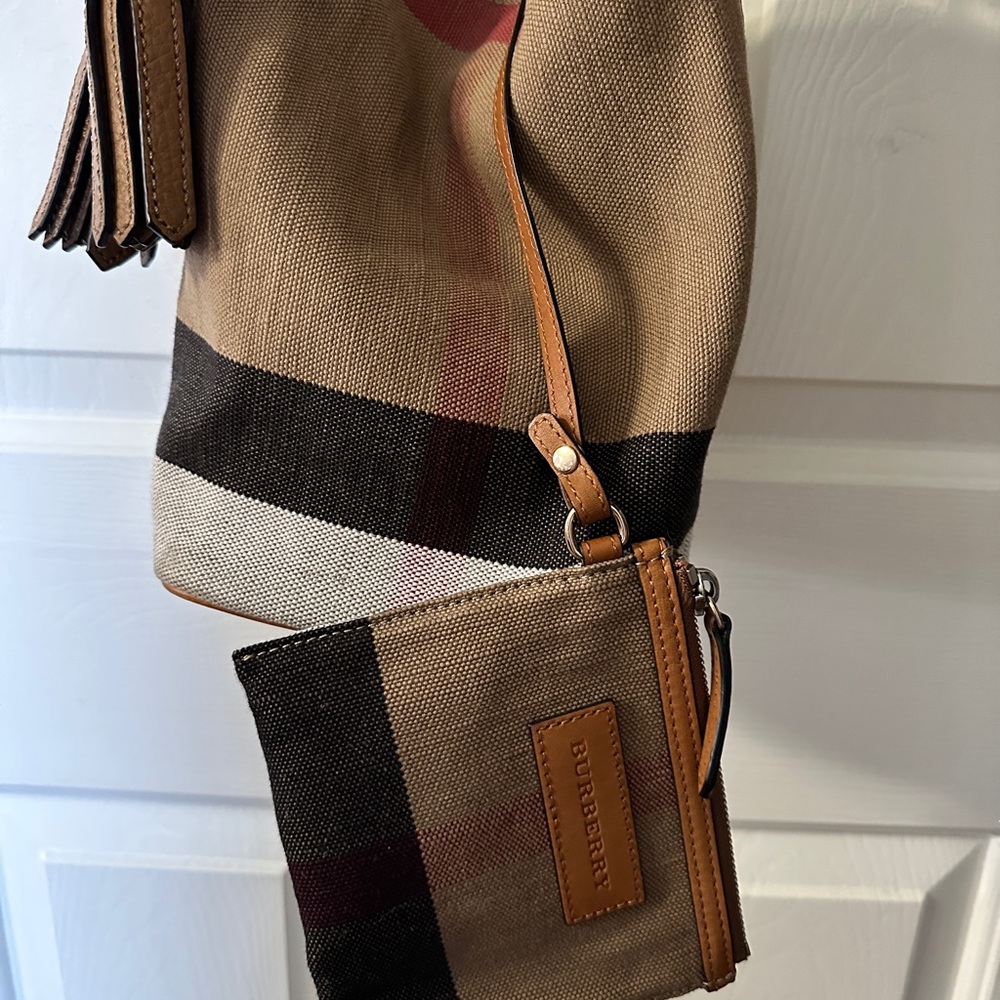 Burberry Bucket Bag like new, traditional plaid design